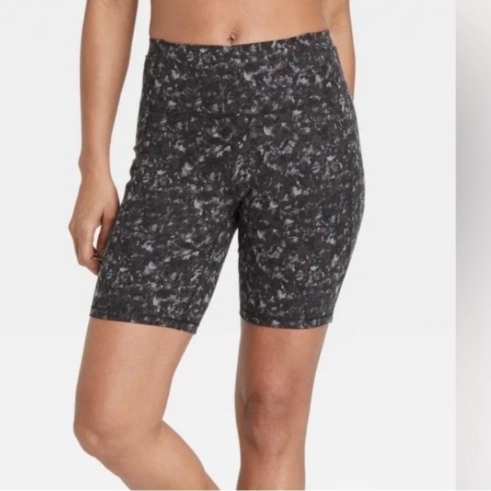 Gray/black Patterned biker shorts all in motion